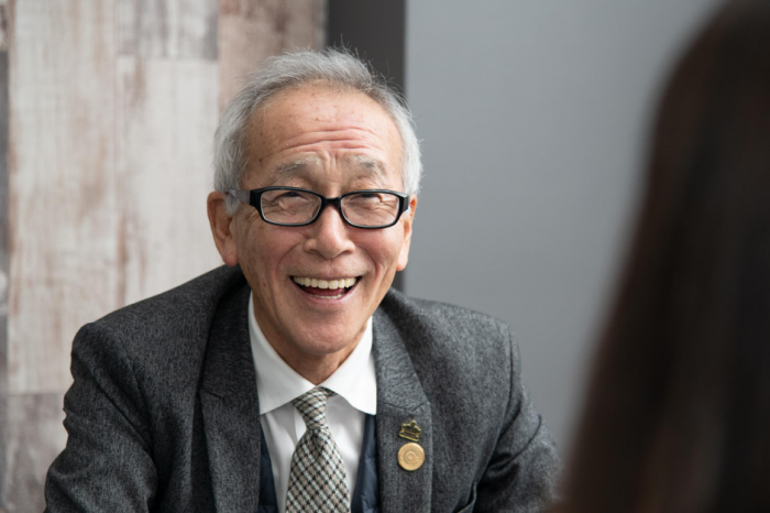 笑顔で対話する尼崎勝司