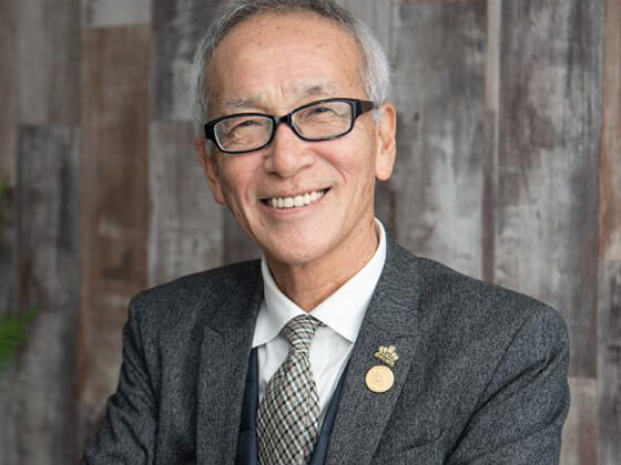 明るい表情の尼崎勝司